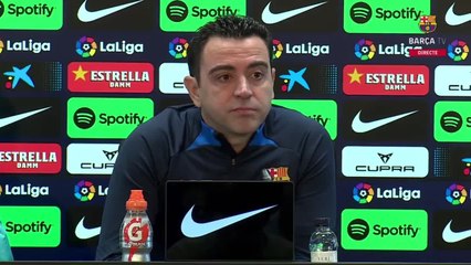 Xavi se rebrinca tras la pregunta del ‘casi tropiezo’: “¡Esta es tremenda!”