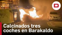 Calcinados tres vehículos en el incendio de unos contenedores en Barakaldo