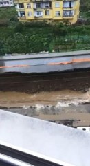 RİZE'DE YOLUN DERE YATAĞINA ÇÖKMESİ KAMERADA