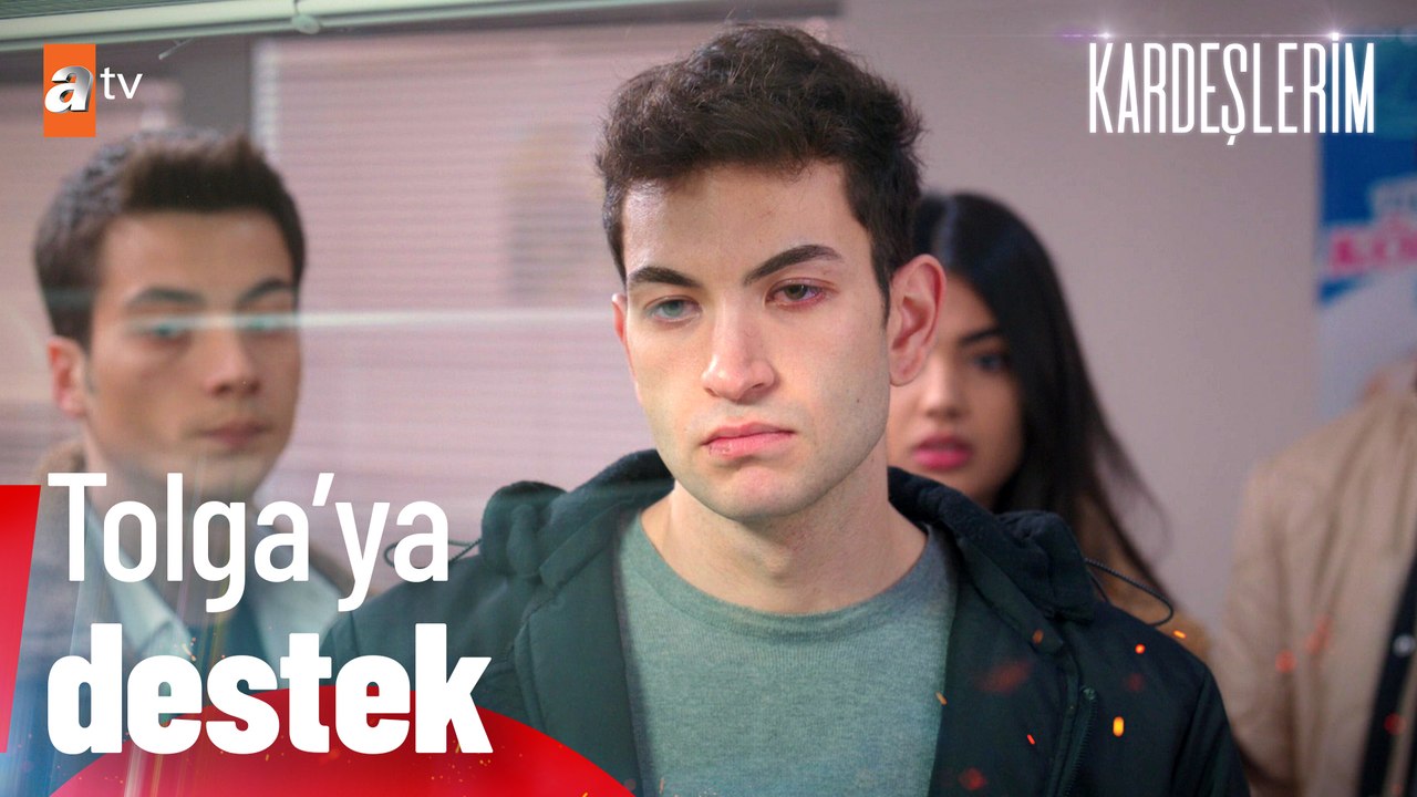 Arkadaşları Tolga'ya destek oluyor - Kardeşlerim 74. Bölüm