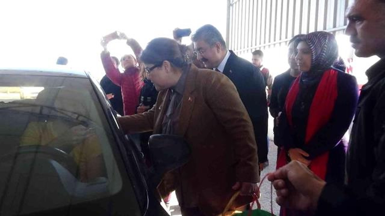 Bakan Yanık, "Ceza Yeme Fıstık Ye" dedi, sürücülere Osmaniye fıstığı ikram etti