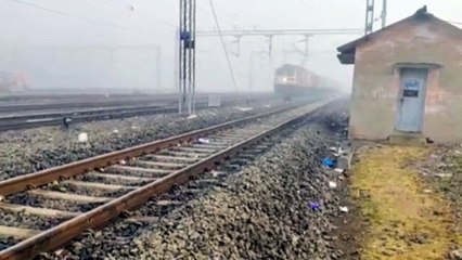 The mist of fog stopped the speed of the train, reached the station late