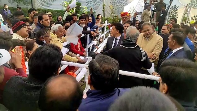 Video...उदयपुर, मुख्यमंत्री अशोक गहलोत ने शुक्रवार सुबह सर्किट हाउस में जन सुनवाई की