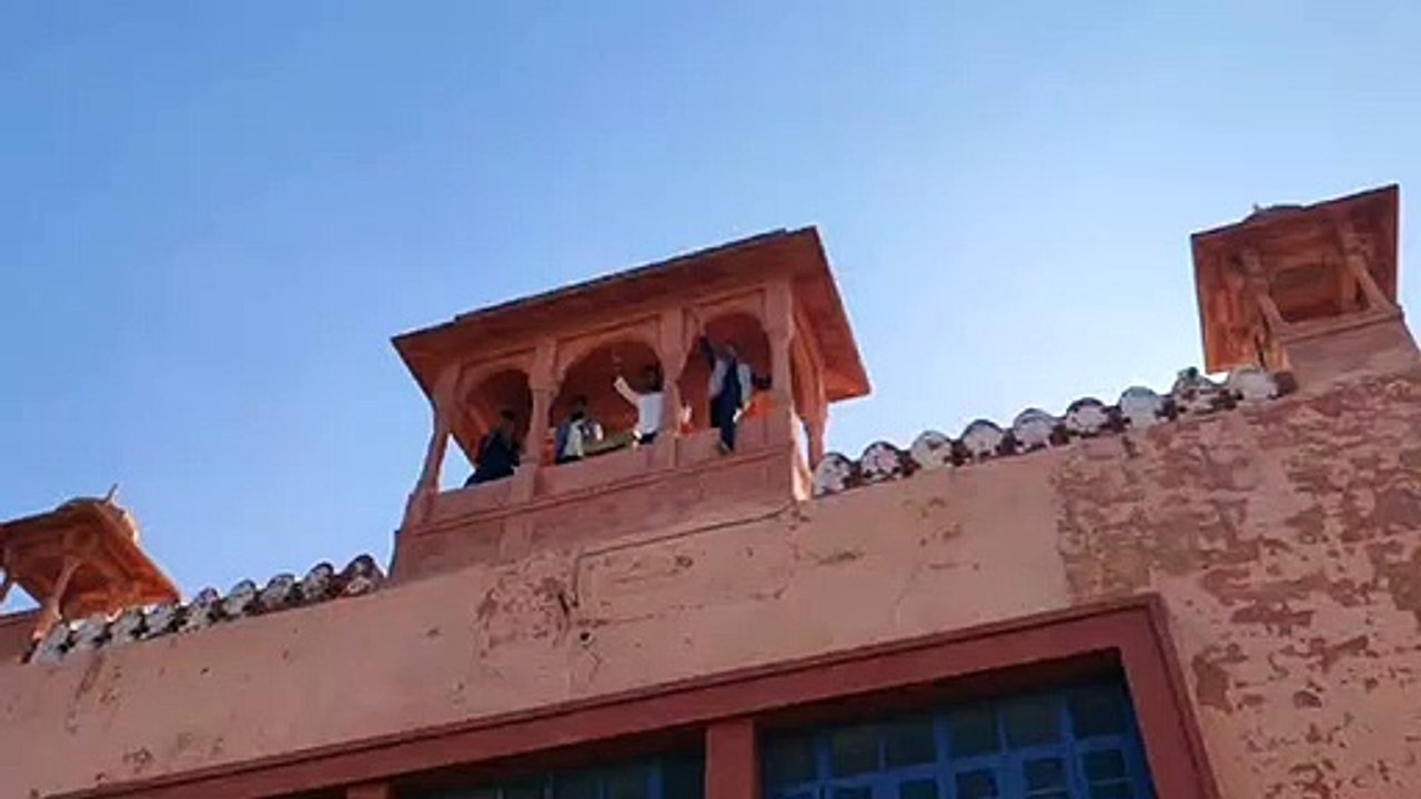 विभिन्न मांगों को लेकर कॉलेज की छत पर चढ़े छात्र