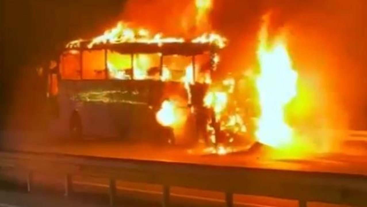 Antalya'da seyir halindeki yolcu otobüsü cayır cayır yandı! Geriye sadece demir yığını kaldı