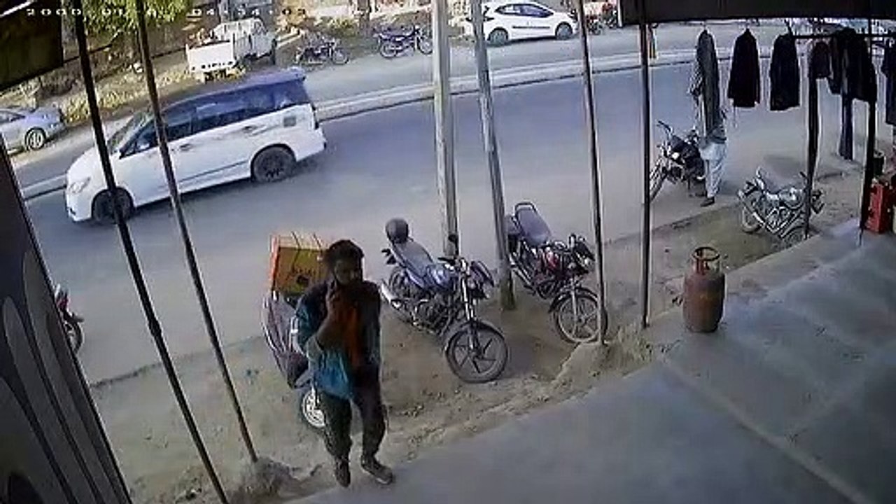 चोरी का अनूठा तरीका... फोन पर बात कर किया गुमराह और ले गया सामान