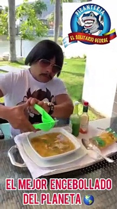 Comiendo el mejor encebollado.