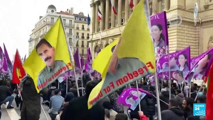 Miles de personas marchan en París en memoria del asesinato de activistas kurdos en 2013