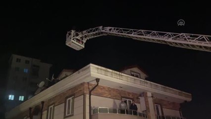 Bir evde çıkan yangın sonrası vatandaşlar itfaiye ekiplerince tahliye edildi