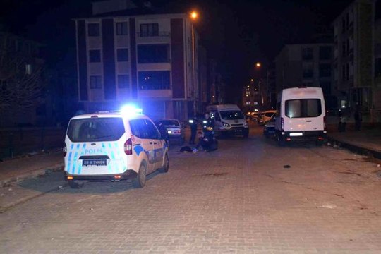 Evine gittiği arkadaşı tarafından bıçaklandı