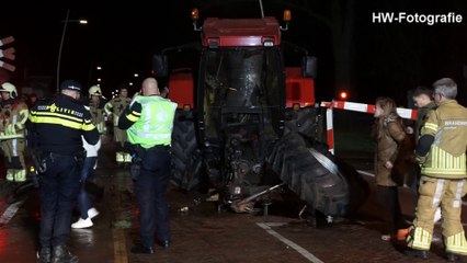 Trein ramt stilgevallen tractor op overweg in Staphorst