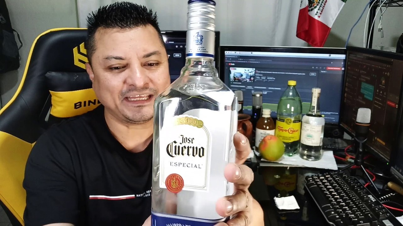 Abriendo una botella de tequila jose cuervo especial agave azul plata con sal de gusano de maguey