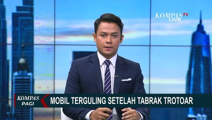 Sebuah Mobil Terguling Setelah Tabrak Trotoar di Tambora Jakarta Barat