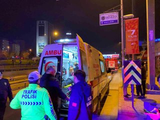 Ataşehir'de 14 yaşındaki sürücü demir korkuluklara çarptı: 2 yaralı