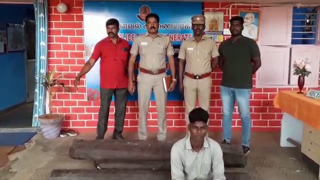 சோழவரம் அருகே பதுக்கி வைக்கப்பட்டிருந்து ரூ.70 லட்சம் மதிப்பிலான செம்மரக்கட்டைகள் பறிமுதல்