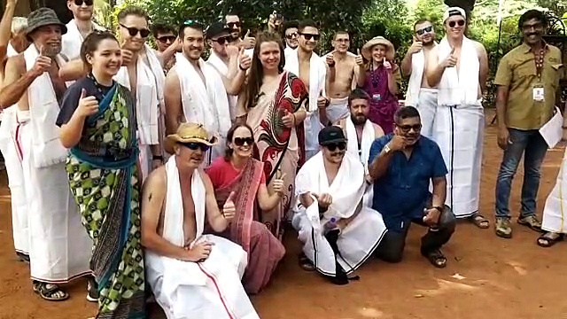 தூத்துக்குடியில் பாரம்பரிய முறையில் பொங்கல் கொண்டாடிய வெளிநாட்டினர்