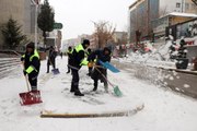 VAN'DA KAR YAĞIŞI; YÜKSEKLERDE KAR KALINLIĞI 20 SANTİMETRE