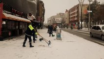 Van'da sabah saatlerinde etkili olan kar yağışı hayatı olumsuz etkiledi