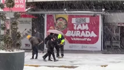 Kar ve tipi nedeniyle 30 yerleşim yerinin yolu kapandı