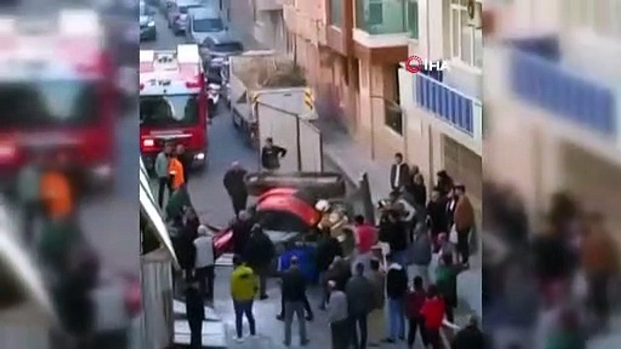 İzmir’de faciadan dönüldü: Yıkım sırasında iş makinesi 3. kattan düştü