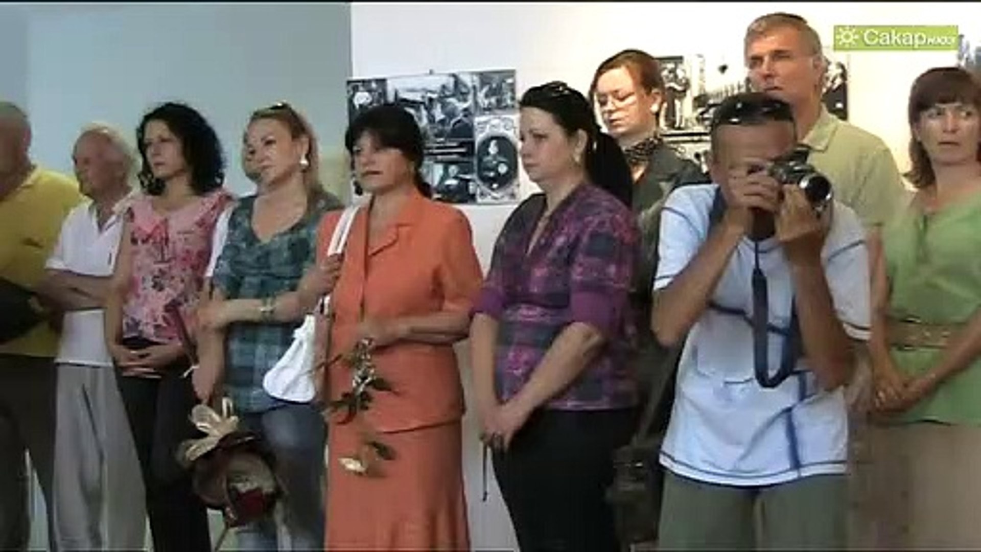 ⁣Снимки на Керикин Карекинян на изложба, 2011 г.