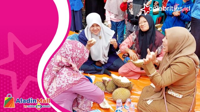Emak-Emak Adu Kebolehan di Lomba Makan Durian, Begini Keseruannya!