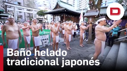 Los japoneses reciben el año con el tradicional ritual del baño de agua helada