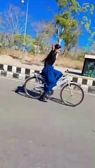 فيديو: فتاة تجمع بين رياضة القفز بالحبال وقيادة الدراجة في آن واحد