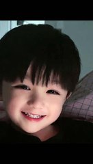 Bé trai chỉ nở một nụ cười đã lập tức gây bão: Khuôn mặt đẹp như tranh