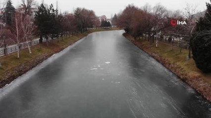 Buz tutan Porsuk Çayı böyle görüntülendi