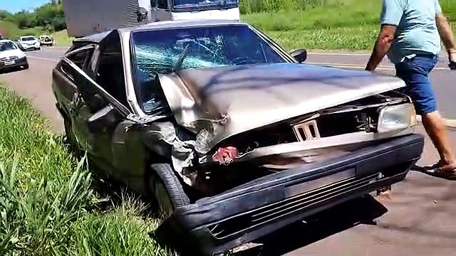 Colisão entre dois carros é registrada na manhã deste domingo na PR-323 em Umuarama