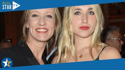 Surprise ! Chloé Jouannet, la fille d'Alexandra Lamy, est fiancée à son charmant acteur...