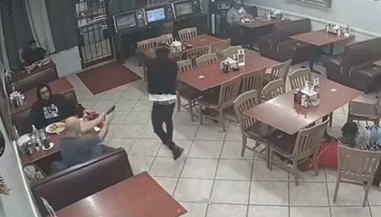 VÍDEO CHOCANTE: Assaltante é morto a tiros por cliente armado em Houston