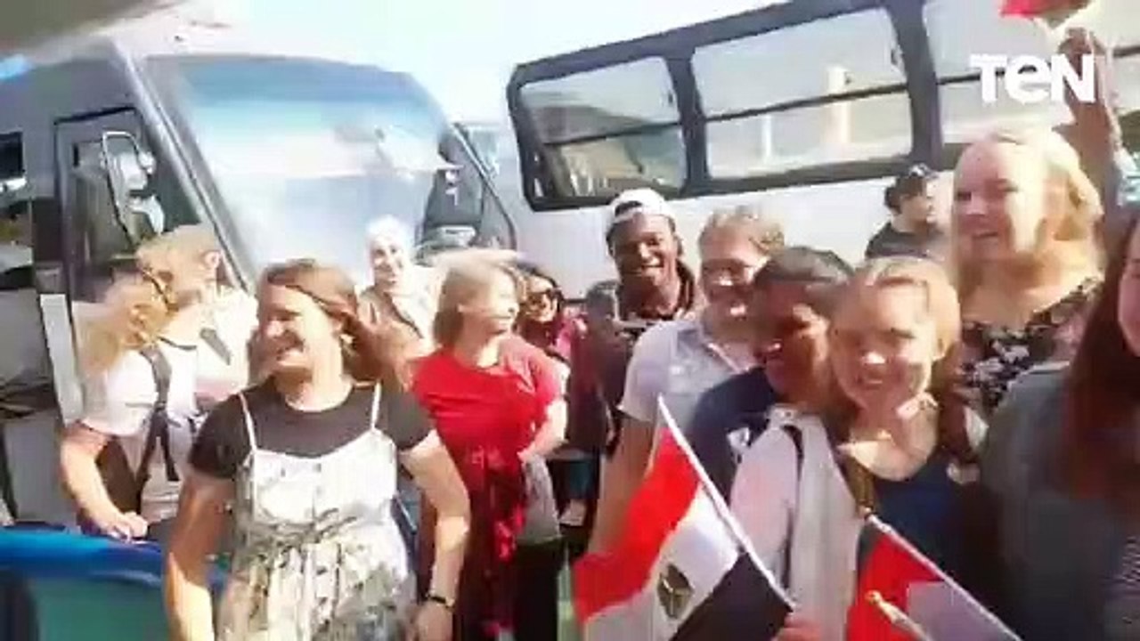 على متن معدية بورفؤاد طاقم مركب الكتب يرفعون الإعلام المصرية ويرددون هتافات تحيا مصر