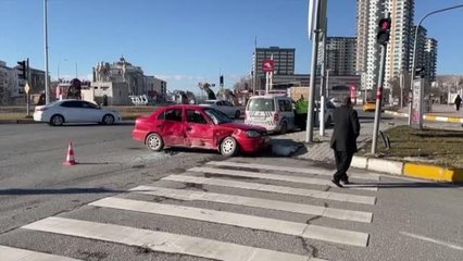 Halk otobüsünün otomobille çarpışması sonucu 4 kişi yaralandı