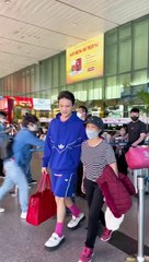 Clip: Biết con làm việc vất vả, mẹ Phạm Thoại bay hàng nghìn km vào thăm