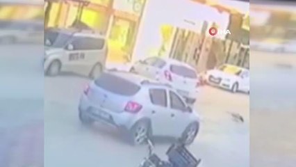 Otomobille çarpışan motosikletli park halindeki başka bir aracın üzerine böyle uçtu