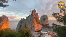 Paura per due scalatori bloccati sulla parete del faraglione a Capri, il video del salvataggio