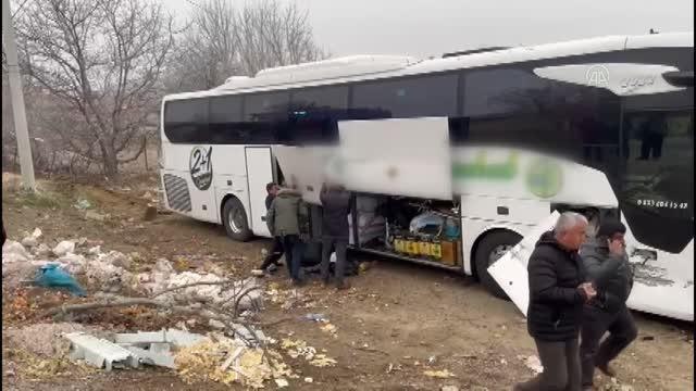 AFYONKARAHİSAR - Yolcu otobüsünün traktöre çarpması sonucu hasar oluştu