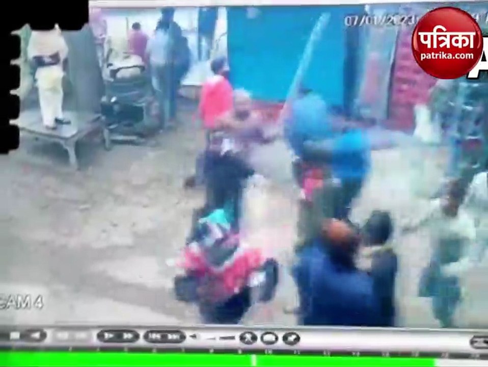 वीडियो: मुरादाबाद में जमकर चले लाठी-डंडे, जान बचाकर भागते दिखे लोग