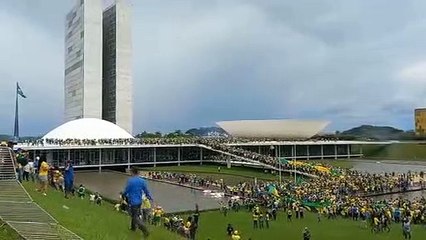 Manifestantes rompem barreira e ocupam o Congresso Nacional