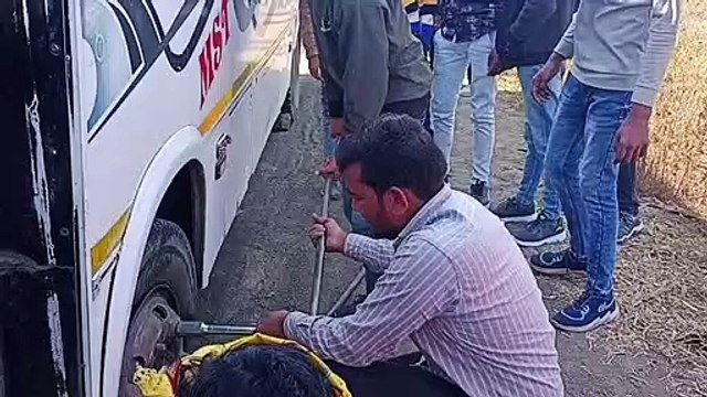 वीडियो स्टोरी : चलती बस का टायर दगा, यात्रियों में खलबली