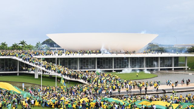 Brésil : saccage des lieux de pouvoir par des partisans de Bolsonaro