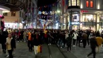 Galatasaraylı taraftarlar İstiklal Caddesi'nde derbi galibiyetini kutladı
