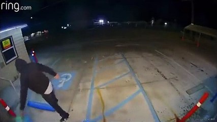 Due uomini si danno fuoco accidentalmente cercando di bruciare un centro immigrati