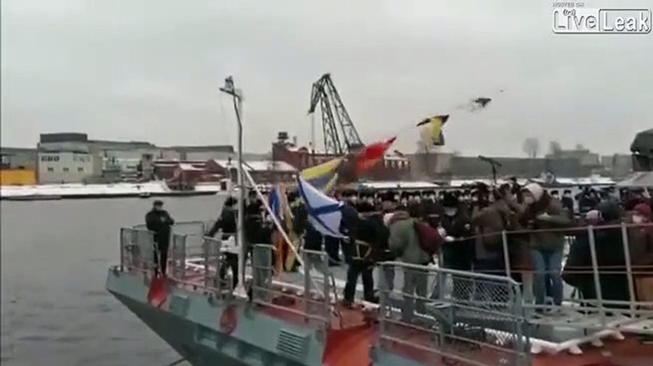 Un caméraman fait un pas de trop... plouf