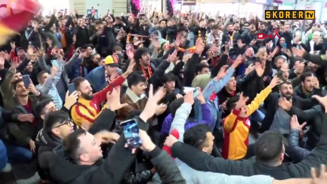 Galatasaraylı taraftarlar İstiklal Caddesi'nde derbi galibiyetini kutladı