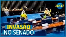 Bolsonaristas invadem Senado e escorregam no plenário