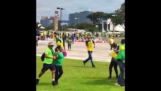 VÍDEO: Carro da polícia atropela manifestantes em Brasília