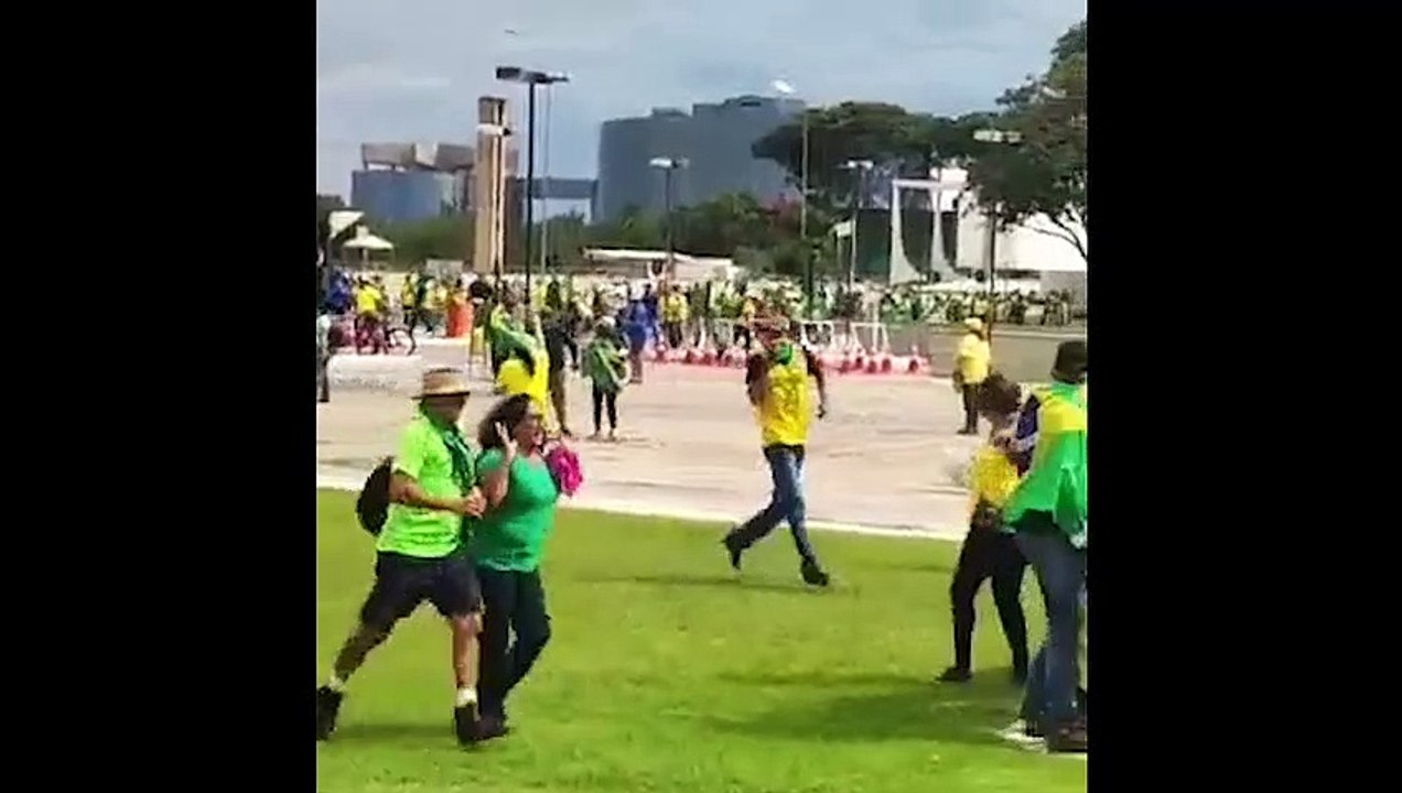 VÍDEO: Carro da polícia atropela manifestantes em Brasília